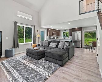 Rainier Cabin with Fireplace-WiFi-Yard-Meadow Views - Ashford - Living room