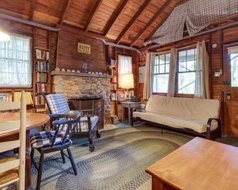 Southold Cottage w/ Patio & Grill - Walk to Beach! - Southold - Living room