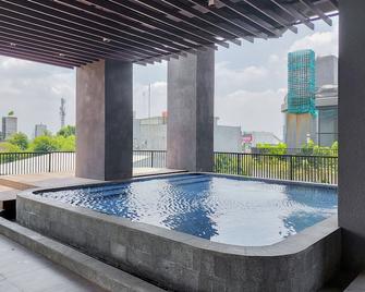 Comfy and Modern Studio Room The Ayoma Apartment By Travelio - Kota Tangerang - Kolam