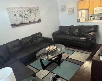 3 Bed 3 Bath Townhome - Tallahassee - Living room