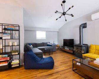 Hot Tub + Games Room at Waterfront Cottage Kawarthas - Lakefield - Living room