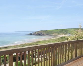 3 bedroom accommodation in Praa Sands, near Penzance - Marazion - Balcony