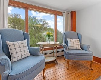 D-Miles Smith Farm Suite - Loudon - Living room