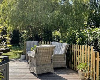 DaneSide New Forest 3 bed house. Hot tub, on stream by sea & shops. Dog friendly - Milford on Sea - Patio