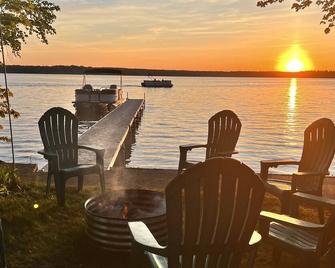 Private Cottage on Manistee Lake with beautiful lake views and sunsets. - Kalkaska - Patio