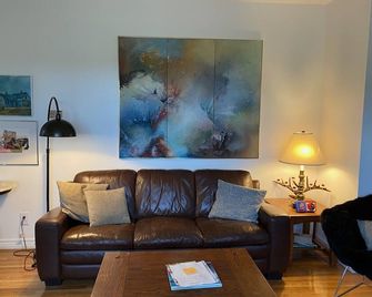 Charming farmhouse with wood-fired sauna near Owosso, MI - Henderson - Living room