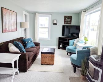 Downtown Lake City Completely Renovated Cottage With Lake Missaukee Frontage! - Lake City - Living room