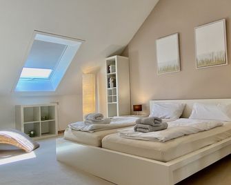 Ferienwohnung am Hopfengarten - helle 2 Zimmer Maisonette mit großem Balkon - Bodolz - Schlafzimmer