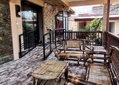 Full A/C, Huge Patio, 5 Cars Parking Space, And Within The Heart Of The City - General Santos - Balkon