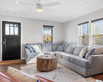 West Bench Retreat - Red Lodge - Living room