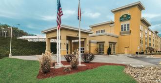La Quinta Inn & Suites by Wyndham Knoxville Papermill - Knoxville - Building