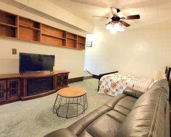 Stunning Basment Studio 10 min away from Shanndoah University - Stephens City - Living room