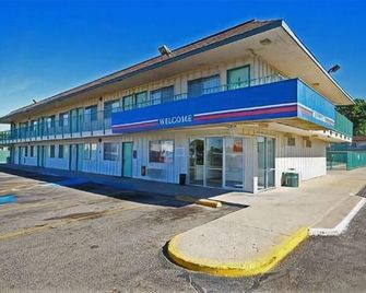 Express Inn Columbus - Brice - Building