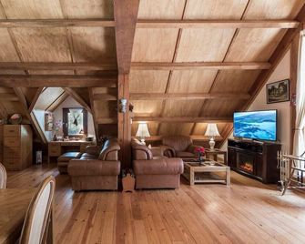 Owl Street Lodge - Hope - Living room