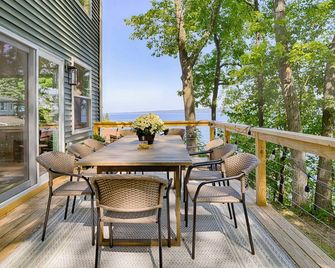 Lone Retreat Lake House: New Build + Close to Ithaca - Interlaken - Balcony
