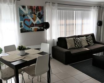 The Florida Sun And Unique Prices Are Waiting For You! Book Quickly Now! - Cape Coral - Dining room