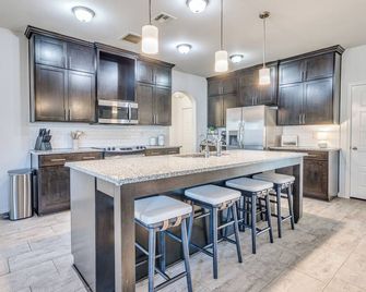 Welcoming Willow Creek - Bixby - Kitchen