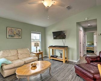 Family-Friendly Home, Walk to Steinhatch - Steinhatchee - Living room