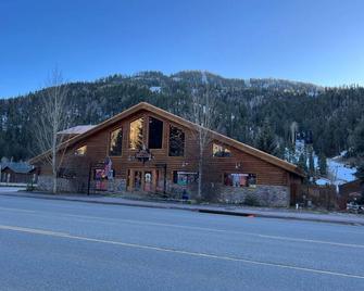 Mountain View Lodge Queen Single - Room 5 - Red River - Edificio