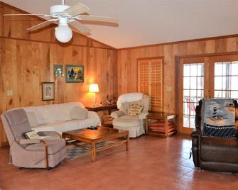 Awesome 3 bedroom 2 bathroom house 5 minutes from the Gulf of Mexico!!! - Perry - Sala de estar
