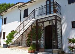 Casale Fusco Country House located on 18 acres, 10 km northwest of Spoleto - Spoleto - Bygning