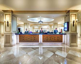 Pearl Continental Hotel, Rawalpindi - Rawalpindi - Front desk