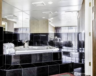 Executive Suites Hotel & Conference Center, Metro Vancouver - Burnaby - Baño
