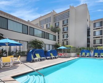 Holiday Inn & Suites Anaheim (1 Blk/Disneyland) By IHG - אנהיים - בריכה