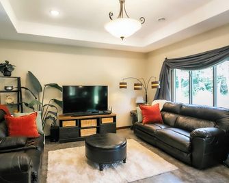 Legacy Oaks at Boulder Creek Lodge - Luxury & Comfort - Home on 30 private acres - Albany - Living room