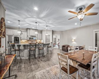 Gallop and Grace Cottage | Fast Wi-Fi | King Suite | 4 Smart TVs | Soaking Tub - Rainsville - Comedor
