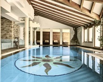 Boutique Hotel e Chalets Salvadori - Mezzana - Piscina