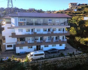 Experience the stunning Mountain view of the La Trinidad Valley landscape. - La Trinidad - Building