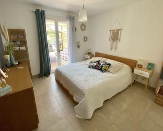 Modern 110m2 air-conditioned house with garden and private heated pool. - Gardanne - Chambre
