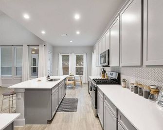 Luxe Modern 4B House with Office 20 min to DT - Manor - Kitchen