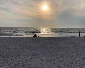 Indian Rocks Gem: Walk to Beach and Dining from Cozy retreat! - Belleair Bluffs - Playa