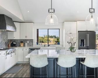 Spacious estate in wonderful Sebastopol with AC, WiFi, fitness room - Sebastopol - Kitchen