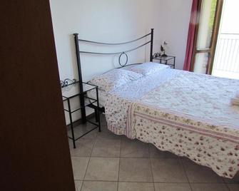 Agriturismo Madonna Dei Ceppi - Lezzeno - Bedroom