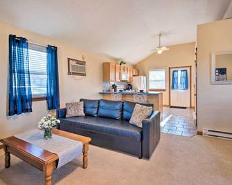 The Brewer Guesthouse Tiny Home with Patio and Yard! - Perryville - Living room