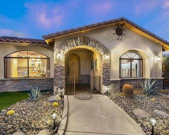 Yucca Valley Vacation Rental: Private Pool + Spa! - Yucca Valley - Building