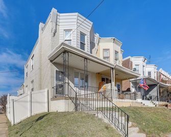 Luxe Philly Home with Indoor Jacuzzi and 100-Inch TV! - Philadelphia - Building