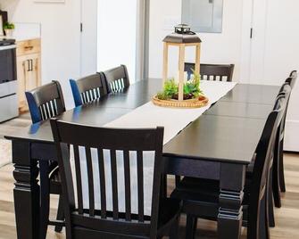 Creekside Cabins Hickory Stay w views near Lava - McCammon - Comedor