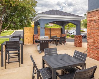 Candlewood Suites St. Robert By IHG - סנט רוברט - פטיו