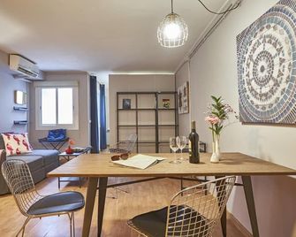 بيبارسيلونر سانت أندريو أبارتمنتس - برشلونة - غرفة طعام