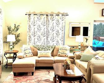 Brand New Farm House with modern amenities @ Lewistown Pine View Retreat - Lewistown - Living room