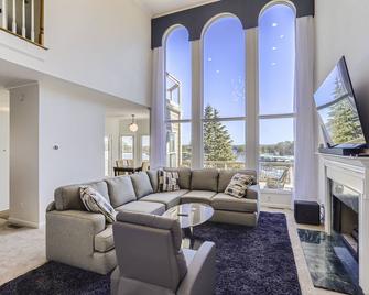 Marina View Lake Lanier Islands and Margaritaville - House w/ Hot Tub & Skeeball - Buford - Wohnzimmer