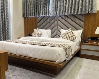 Hotel Royal Empire - Gandhinagar - Schlafzimmer