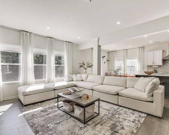 16 Mi to Dtwn Charlotte: Mt Holly Home w/ Grill - Mount Holly - Sala de estar