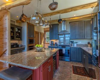 Rested Traveler - Blowing Rock - Kitchen