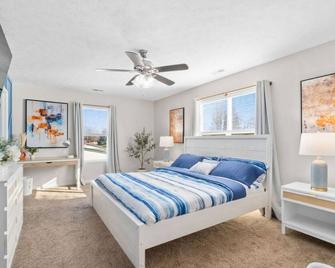 Spacious & Cozy Upstairs Apartment with King Beds and Smart TVs in Every Room - South Point - Спальня