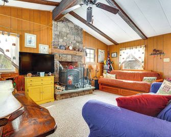 Hike, Ski and Unwind Cabin with Deck in Chester! - Chester - Huiskamer